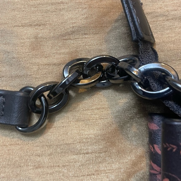 Simply Vera Vera Wang Remsen
Crossbody Bag by Simply Vera Vera Wang. - Picture 8 of 13